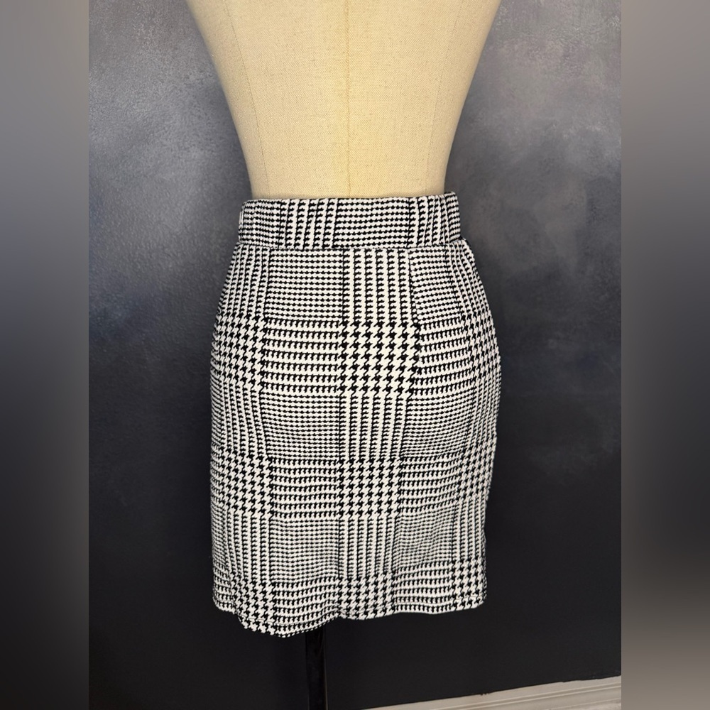 🖤Line & Six Black and White Houndstooth Wrap Mini Skirt - Size L🤍 - Picture 4 of 7